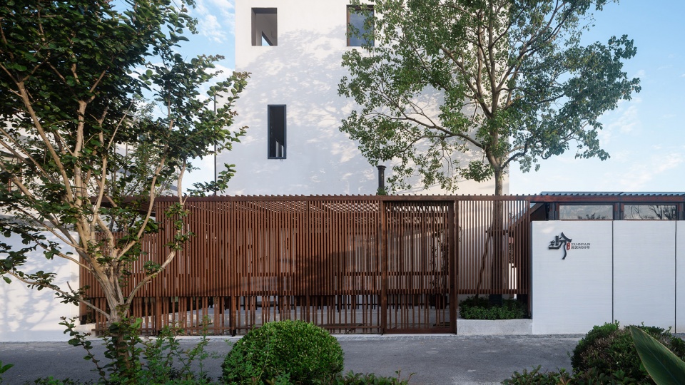 民宿入口設(shè)計(jì)-白墻灰瓦 上海崇明島左盼民宿改造設(shè)計(jì)案例賞析 民宿入口設(shè)計(jì)-白墻灰瓦 上海崇明島左盼民宿改造設(shè)計(jì)案例賞析